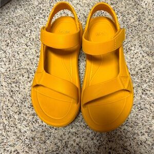 Reva Women’s Hurricane Drift Sandals. Size 9. Color is Sunflower.